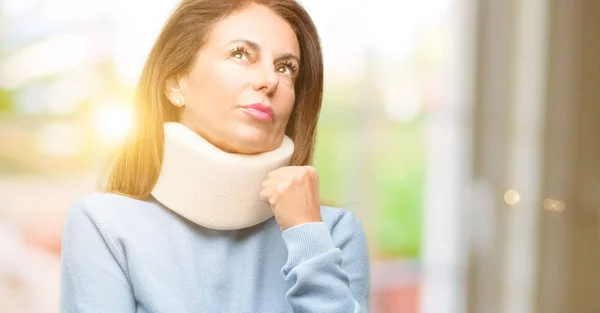 Injured Woman Wearing Neck Brace Collar Thinking Looking Expressing Doubt — Stock Photo, Image