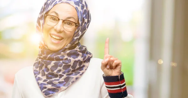 Мусульманська Арабська Жінка Середнього Віку Хіджабі Вказуючи Бік Пальцем — стокове фото