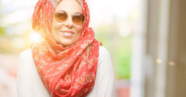 Μέση Ηλικία Μουσουλμάνοι Αραβικά Γυναίκα Φοράει Μαντίλα Σκέψης Και Κοιτώντας — Φωτογραφία Αρχείου