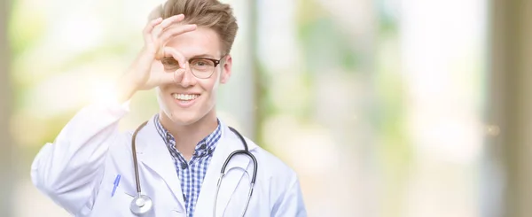 Jovem Médico Loiro Bonito Com Rosto Feliz Sorrindo Fazendo Sinal — Fotografia de Stock