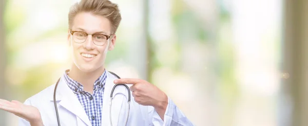Junge Hübsche Blonde Ärztin Sehr Glücklich Zeigt Mit Hand Und — Stockfoto