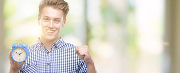 Ung Snygg Blond Man Holding Väckarklocka Skrek Stolt Och Firar — Stockfoto