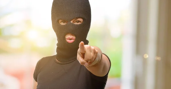 Mujer Terrorista Ladrón Con Pasamontañas Pasamontañas Apuntando Frente Con Dedo —  Fotos de Stock