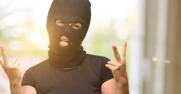 Einbrecherin Mit Sturmhaube Blickt Kamera Und Macht Mit Fingern Siegeszeichen — Stockfoto