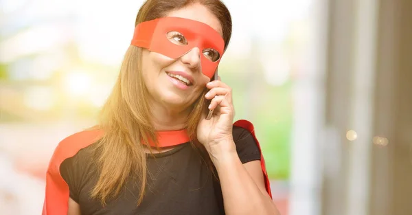Mulher Super Herói Meia Idade Usando Máscara Vermelha Capa Feliz — Fotografia de Stock