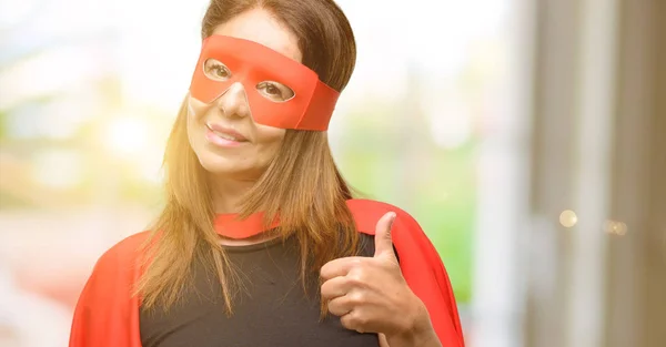 Супергероиня Средних Лет Женщина Красной Маске Плаще Широко Улыбается Показывая — стоковое фото