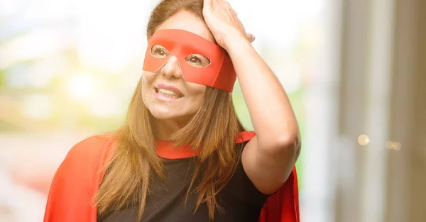 Femme Super Héros Moyen Âge Portant Masque Rouge Cape Terrifiée — Photo