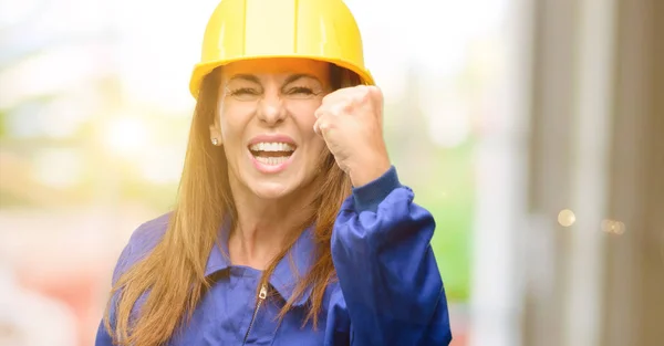工程施工工人妇女恼怒愤怒表达消极情绪 惹恼某人 — 图库照片