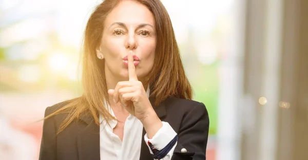 Middelbare Leeftijd Vrouw Dragen Vest Met Wijsvinger Lippen Vragen Stil — Stockfoto