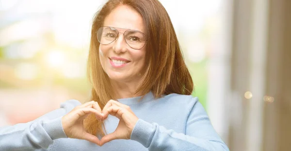 Středního Věku Žena Nosí Vlněný Svetr Cool Brýle Happy Zobrazeno — Stock fotografie