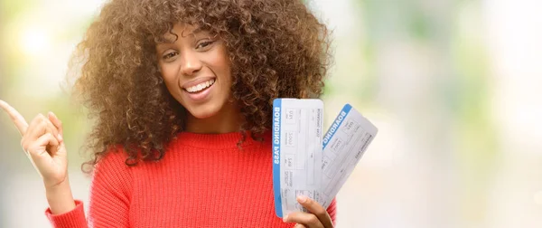 Afroamerikanska Kvinna Som Håller Flygbiljetter Boarding Pass Mycket Glad Pekar — Stockfoto