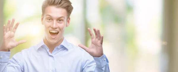 Jovem Homem Loiro Bonito Muito Feliz Animado Expressão Vencedora Celebrando — Fotografia de Stock