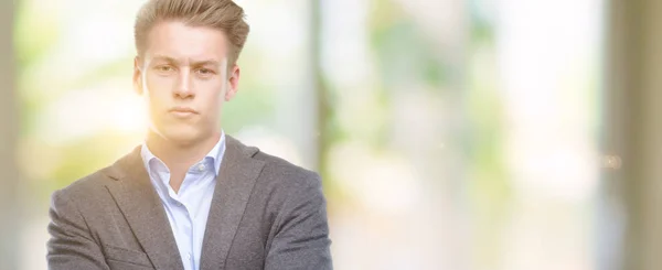 Ung Vacker Blond Business Man Skeptiker Och Nervös Ogillande Ansiktsuttryck — Stockfoto