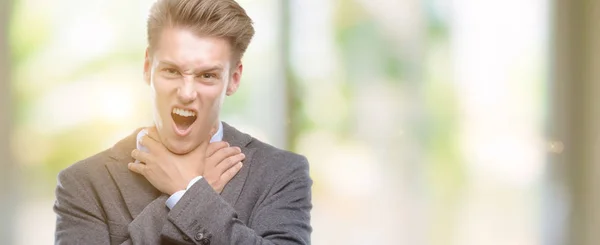 Mladý Pohledný Blond Obchodní Muž Křičí Udusit Protože Bolestivé Uškrtit — Stock fotografie
