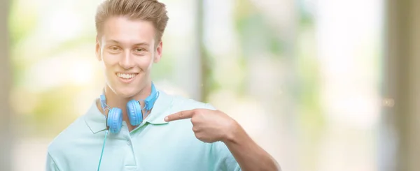 Joven Hombre Rubio Guapo Usando Ordenador Portátil Con Cara Sorpresa —  Fotos de Stock