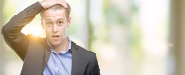Ung Snygg Blond Man Tittar Genom Kikaren Stressad Med Handen — Stockfoto