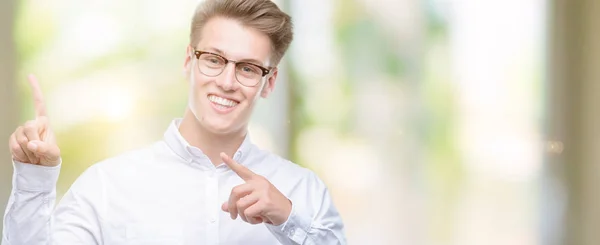 Joven Hombre Rubio Guapo Sonriendo Mirando Cámara Apuntando Con Dos —  Fotos de Stock