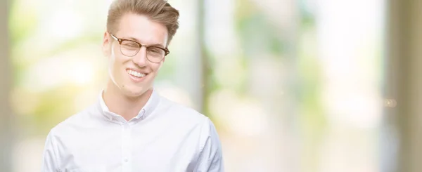 Genç Yakışıklı Sarışın Adam Seksi Bir Ifadeyle Neşeli Mutlu Yüzünü — Stok fotoğraf