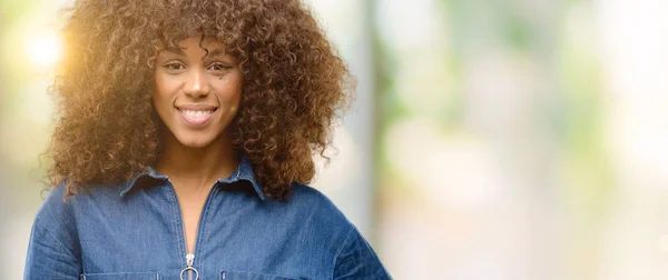 Mujer Afroamericana Vistiendo Mono Azul Confiado Feliz Con Una Gran — Foto de Stock