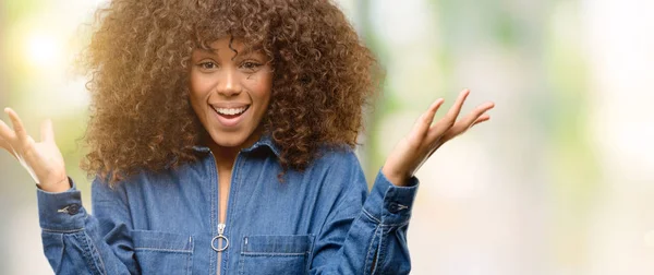 Femme Afro Américaine Portant Une Combinaison Bleue Heureux Surpris Acclamations — Photo