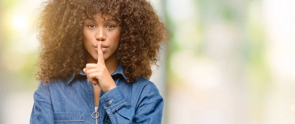 Mujer Afroamericana Vistiendo Mono Azul Con Dedo Índice Los Labios — Foto de Stock