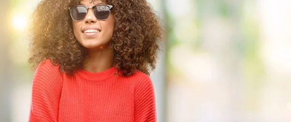 Africano Americano Mulher Vestindo Óculos Sol Pensando Olhando Para Cima — Fotografia de Stock