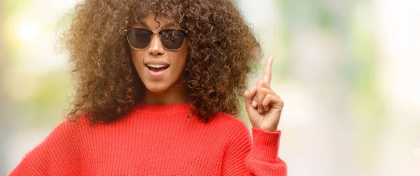 Mujer Afroamericana Con Gafas Sol Feliz Sorprendido Animando Expresando Gesto — Foto de Stock