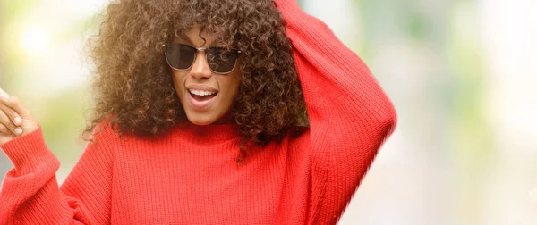 Mujer Afroamericana Con Gafas Sol Apuntando Hacia Lado Con Dedo — Foto de Stock