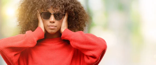 Mujer Afroamericana Con Gafas Sol Que Cubren Los Oídos Ignorando — Foto de Stock