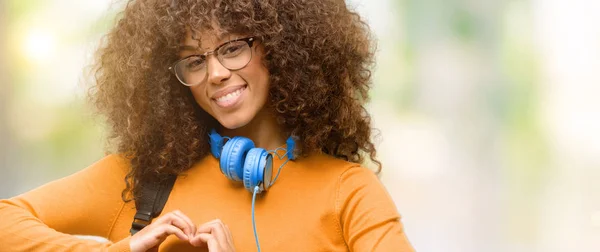 Femme Étudiante Afro Américaine Heureuse Montrer Amour Avec Les Mains — Photo