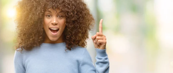 Afroamerikanska Kvinna Som Bär Tröja Pekande Finger Upp Med Lyckad — Stockfoto