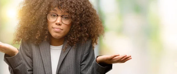 Femme Affaires Afro Américaine Portant Des Lunettes Expression Désemparée Confuse — Photo