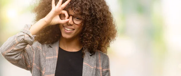 Africano Americano Mulher Vestindo Uma Jaqueta Com Rosto Feliz Sorrindo — Fotografia de Stock