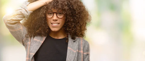 Donna Afroamericana Con Indosso Una Giacca Stressata Mano Sulla Testa — Foto Stock