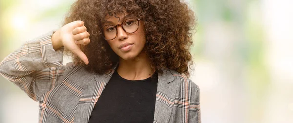 Mujer Afroamericana Usando Una Chaqueta Con Cara Enojada Signo Negativo — Foto de Stock