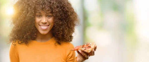 Mujer Afroamericana Con Una Rebanada Pizza Con Una Cara Feliz — Foto de Stock
