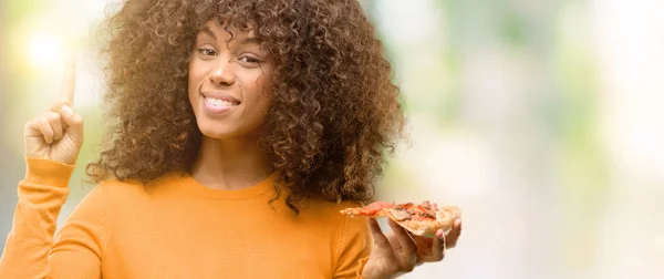 Afroamerikanska Kvinna Med Pizza Slice Överraskad Med Idé Eller Fråga — Stockfoto