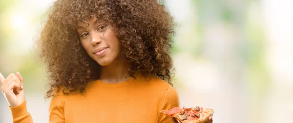 African American Vrouw Met Een Pizza Schijfje Erg Blij Met — Stockfoto