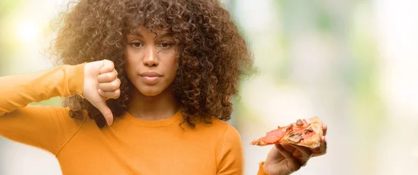 Afroamerikanska Kvinna Med Pizza Slice Med Arga Ansikte Negativt Tecken — Stockfoto