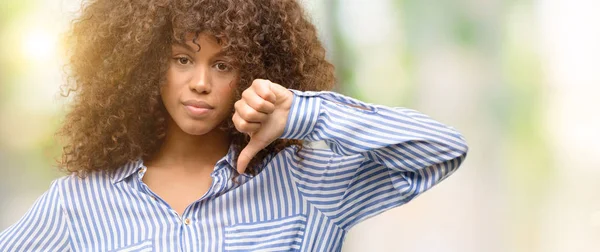 Africano Americano Mulher Vestindo Uma Camisa Listras Com Rosto Irritado — Fotografia de Stock