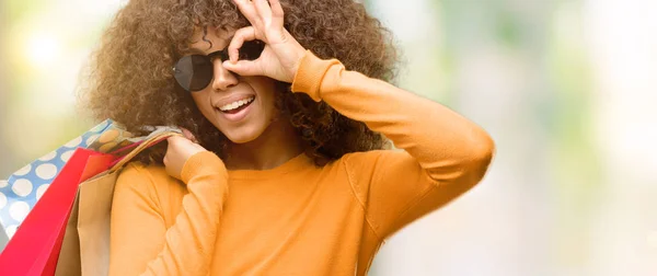 Mujer Afroamericana Sosteniendo Bolsas Compras Con Cara Feliz Sonriendo Haciendo — Foto de Stock