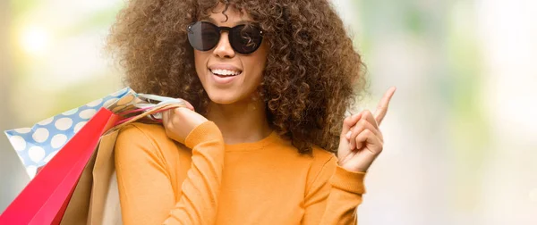 African American Woman Holding Shopping Påsar Överraskade Med Idé Eller — Stockfoto