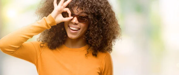 Mujer Afroamericana Vistiendo Suéter Orage Con Cara Feliz Sonriendo Haciendo — Foto de Stock