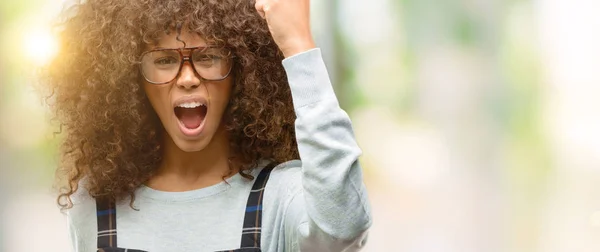 Africano Americano Mulher Vestindo Estilo Retro Irritado Frustrado Gritando Com — Fotografia de Stock