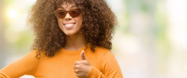 Afrikanisch Amerikanische Frau Trägt Einen Orangen Pullover Glücklich Mit Breitem — Stockfoto