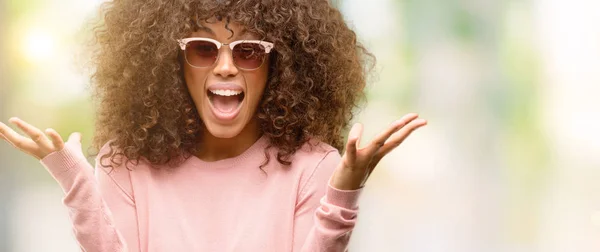 Mujer Afroamericana Con Gafas Sol Rosas Celebrando Loco Sorprendido Por — Foto de Stock