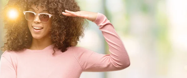 Mujer Afroamericana Con Gafas Sol Color Rosa Haciendo Gestos Con — Foto de Stock