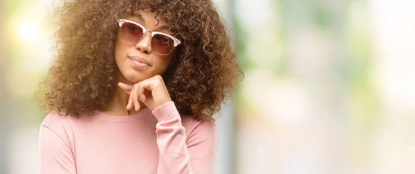 Mujer Afroamericana Con Gafas Sol Rosas Con Mano Barbilla Pensando —  Fotos de Stock