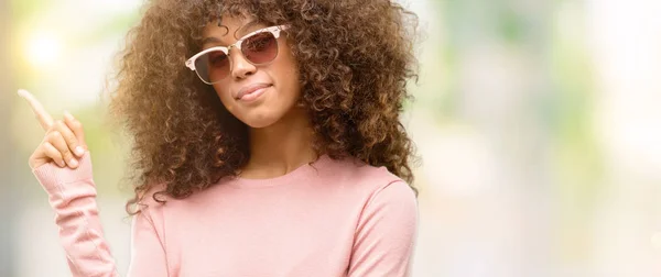 African American Vrouw Het Dragen Van Roze Zonnebril Met Een — Stockfoto
