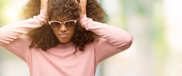 African American Vrouw Draagt Roze Zonnebril Lijden Hoofdpijn Wanhopig Benadrukt — Stockfoto